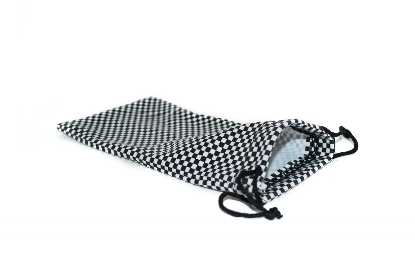 Geruite-brillenhoesje-beschermend-materiaal-en-schoonmaakdoekje-glazen-vooraanzicht Square Zwart